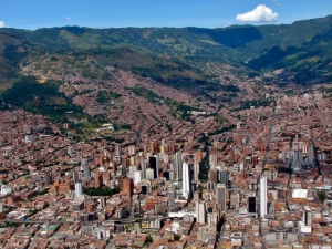 Centro_de_Medellin-Colombia_(cropped) (1)