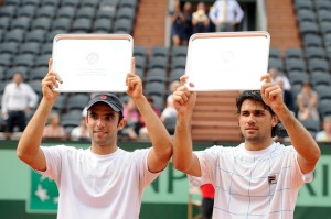 Argentina's Eduardo Schwank and Colombia's Juan Sebastian Cabal (L) pose with their trophies after loosing against Canada's Daniel Nestor and Belarus's Max Mirnyi at the end of their Men's double final match in the French Open tennis championship on June 4, 2011 at the Roland Garros stadium in Paris.    AFP PHOTO / MIGUEL MEDINA (Photo credit should read MIGUEL MEDINA/AFP/Getty Images)